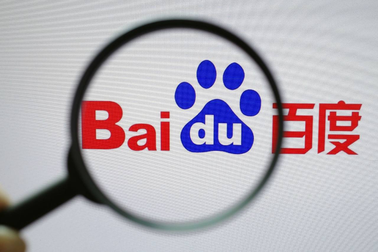 拴绳大狗惨遭柯基主人砸酒瓶爆头